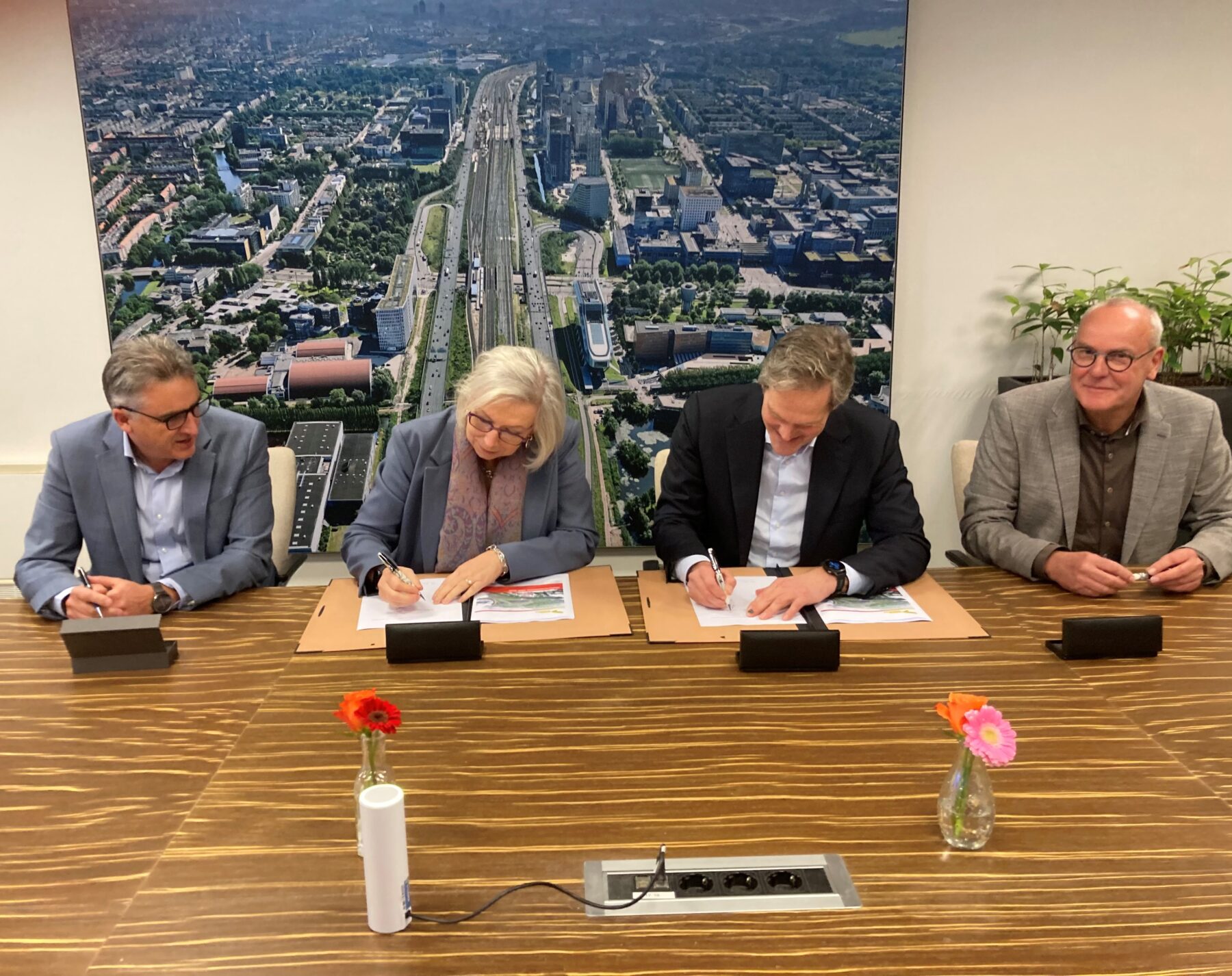 251111 Ondertekening Contract KNA 1800X1426